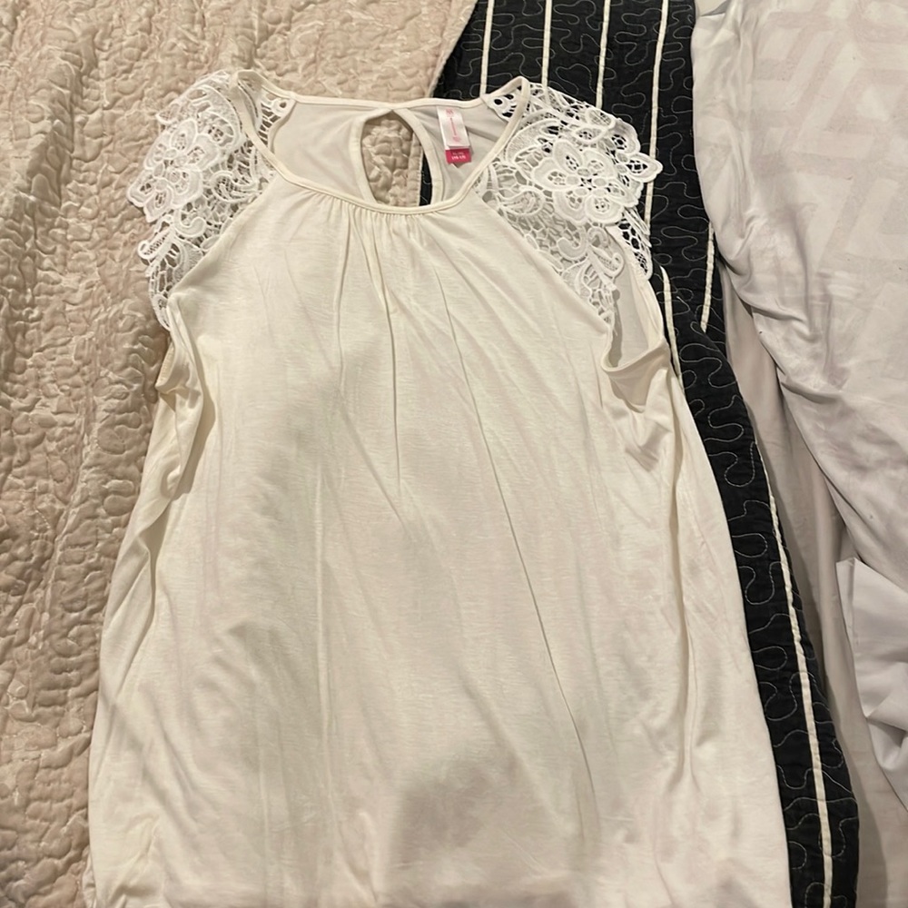 women’s white top